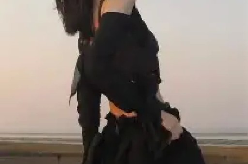 内娱清纯女星偷闯日本拍艳情片被网友当场撞破
