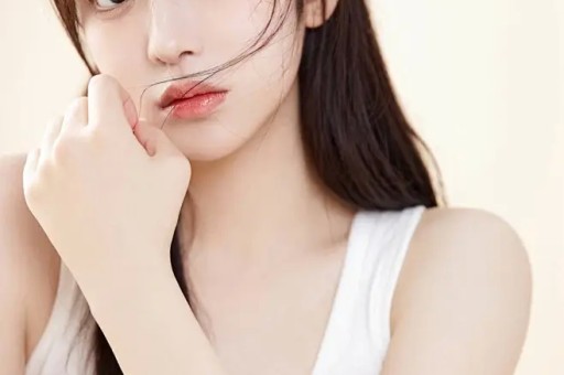 娱乐圈四大劲爆新闻：关晓彤海边热吻、黄晓明独处3小时、黄子韬海外生子赵丽颖错失大奖引热议